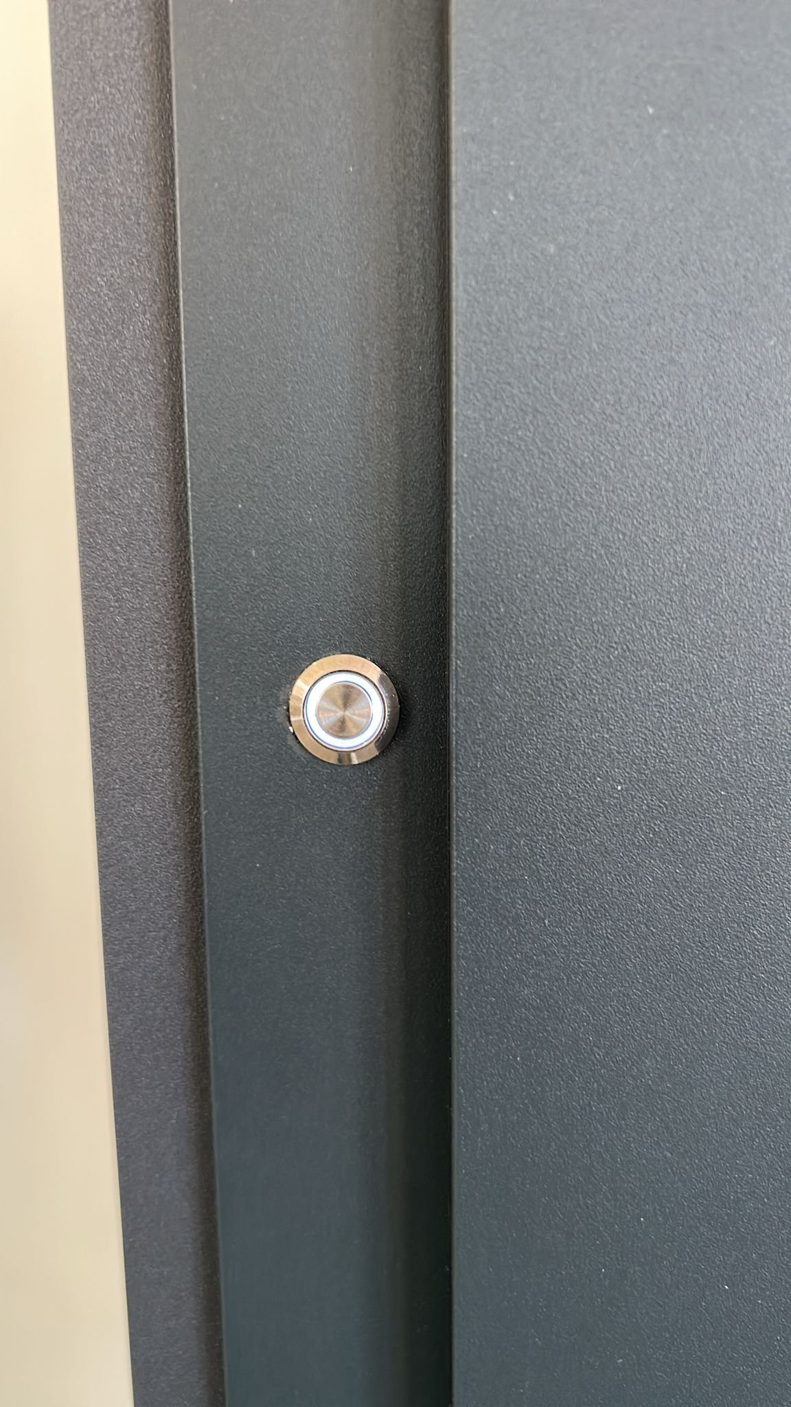 Bouton Connect Pulsar intégré à la menuiserie