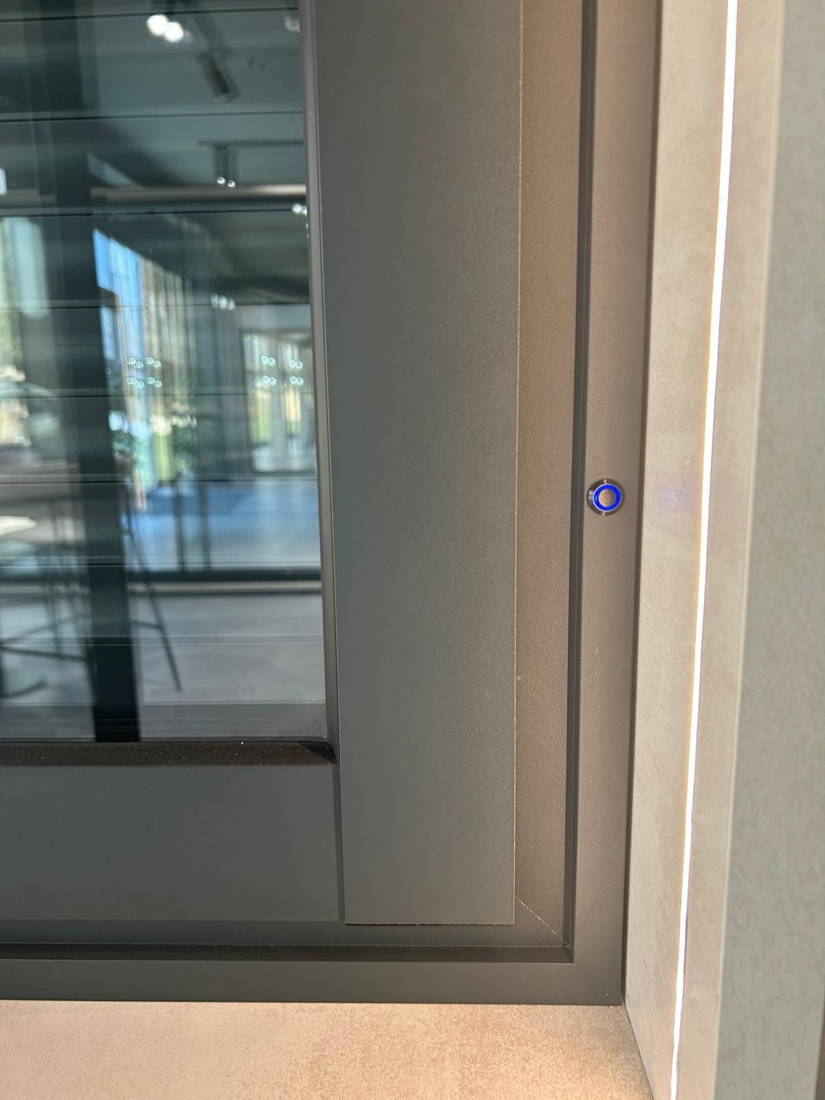 Vue rapprochée d’une fenêtre aluminium avec un voyant lumineux intégré au cadre.